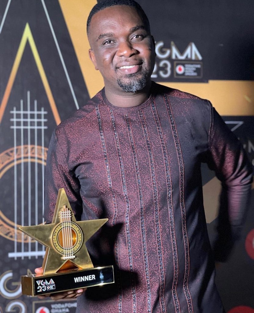 Joe Mettle holding his VGMA23 Award 2