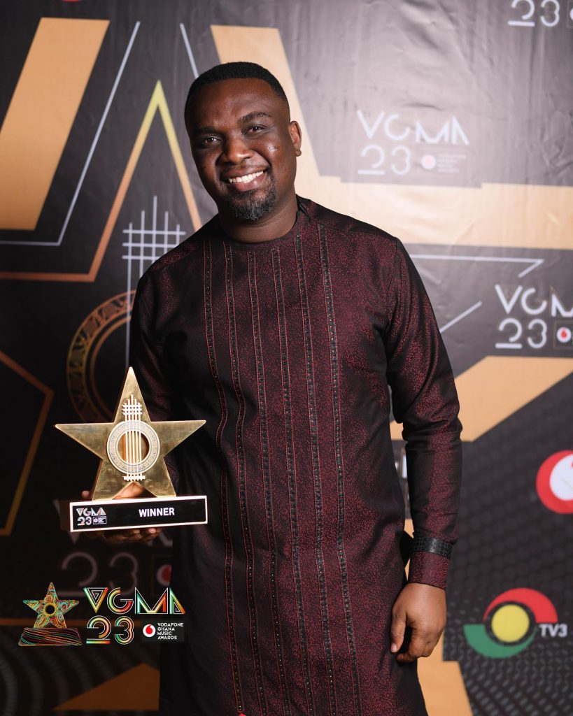 Joe Mettle holding his VGMA23 award