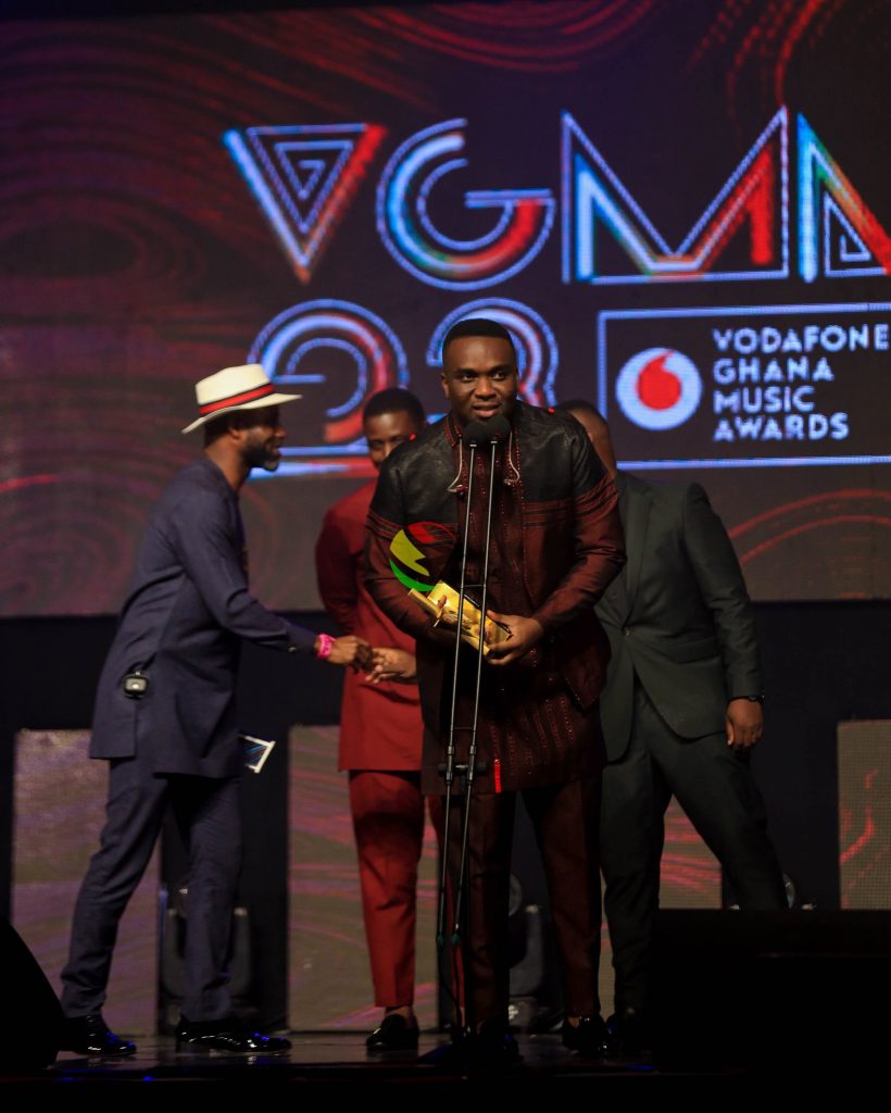 Frankie 5 presents Joe Mettle with Best Gospel Artiste of the year award